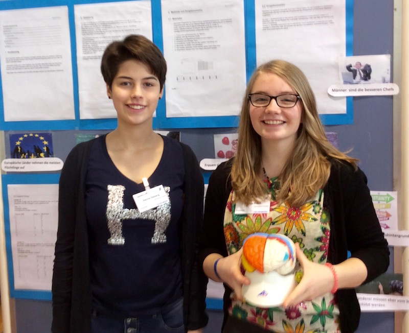Hanna und Fenja mit ihrem Projekt "Kognition unter dem Einfluss bekannter Denkmuster".