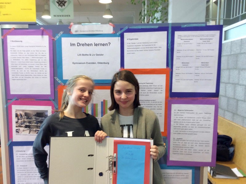 Lilli und Liv mit ihrem Projekt "Im Drehen lernen?".